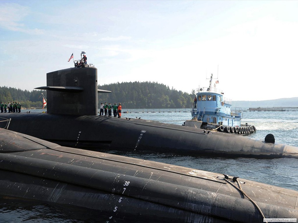 USS Alabama (SSBN-731) moors alongside USS Maine (SSBN-741) 2009