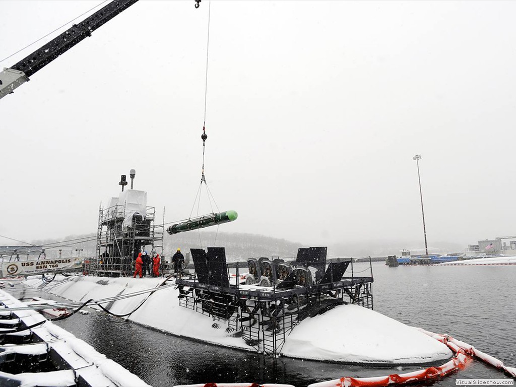 USS Annapolis (SSN-760) weapons load during 2009.