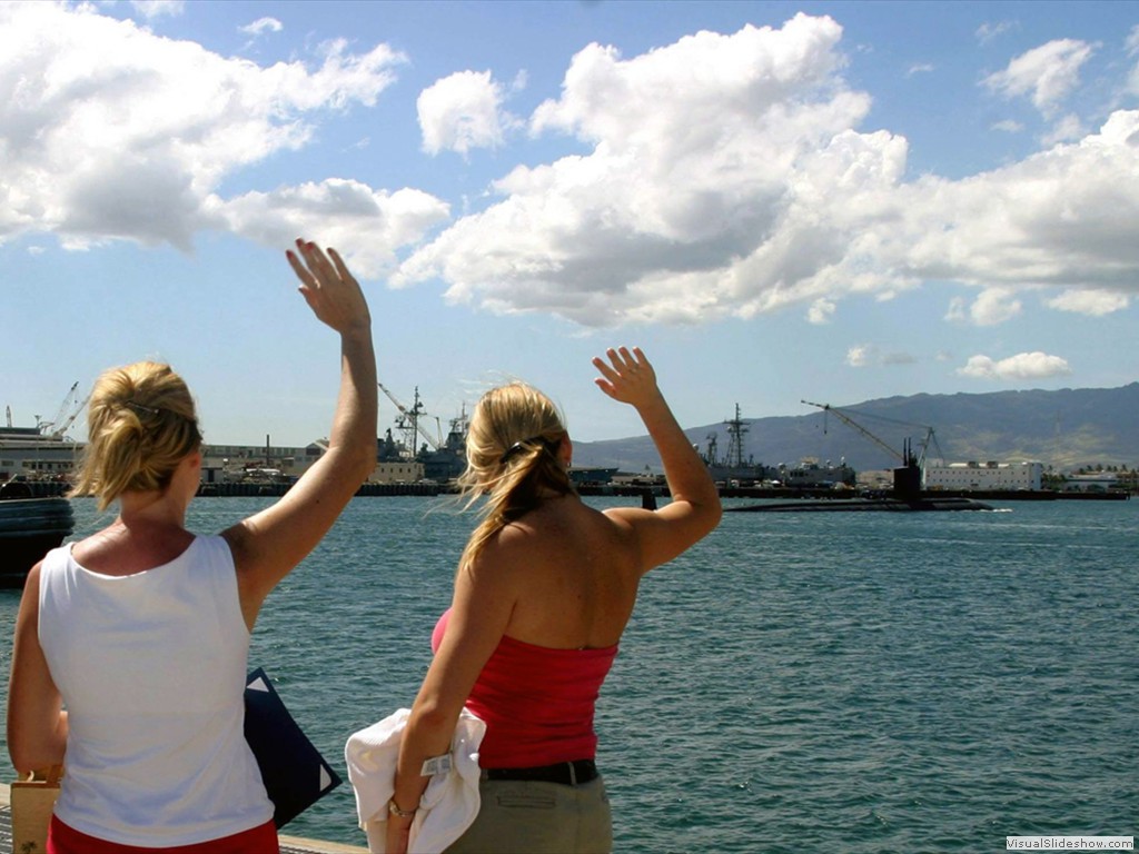 USS Cheyenne (SSN-773) heads out on patrol 2004.