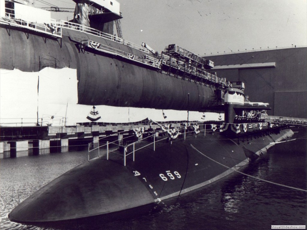 USS Jacksonville (SSN-699) dwarfed by the Ohio