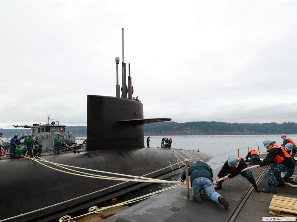 USS Louisiana (SSBN-743) blue crew help moor USS Henry M. Jackson (SSBN 740)