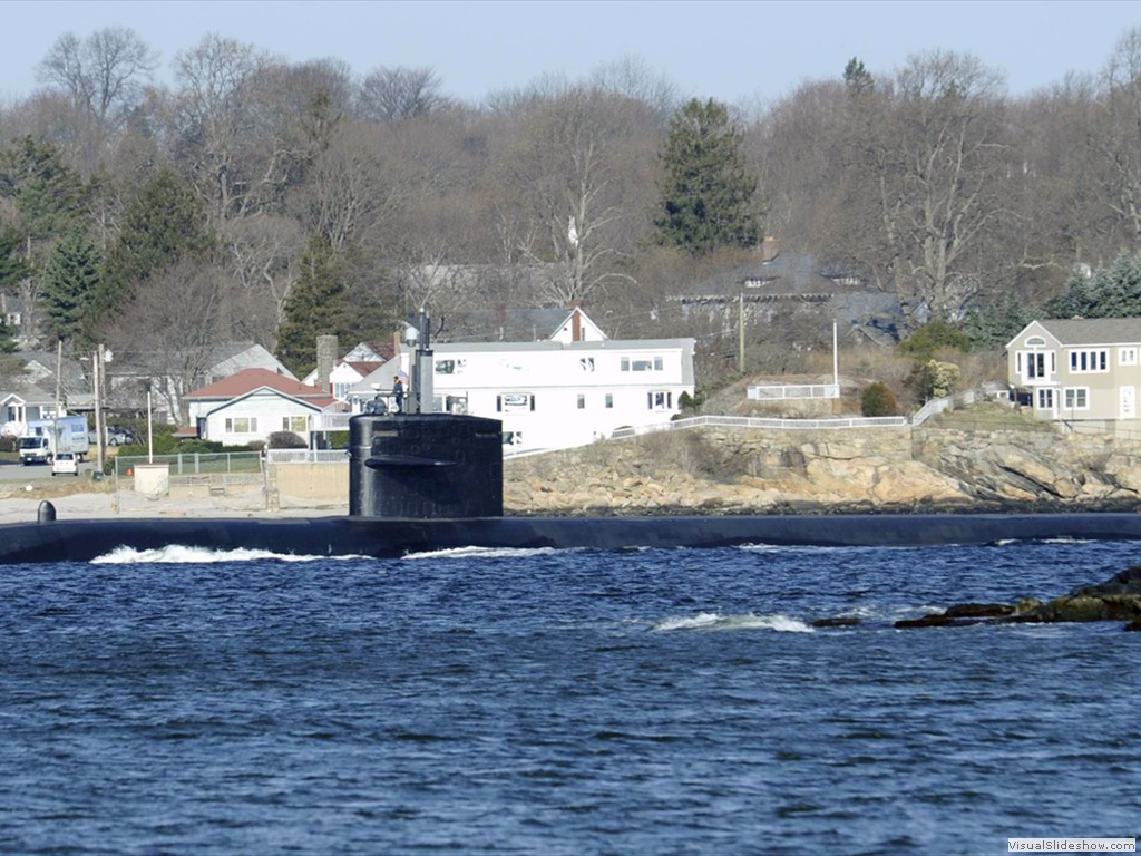 USS Memphis (SSN-691) transits the Thames River for the final time on 6 April 2011