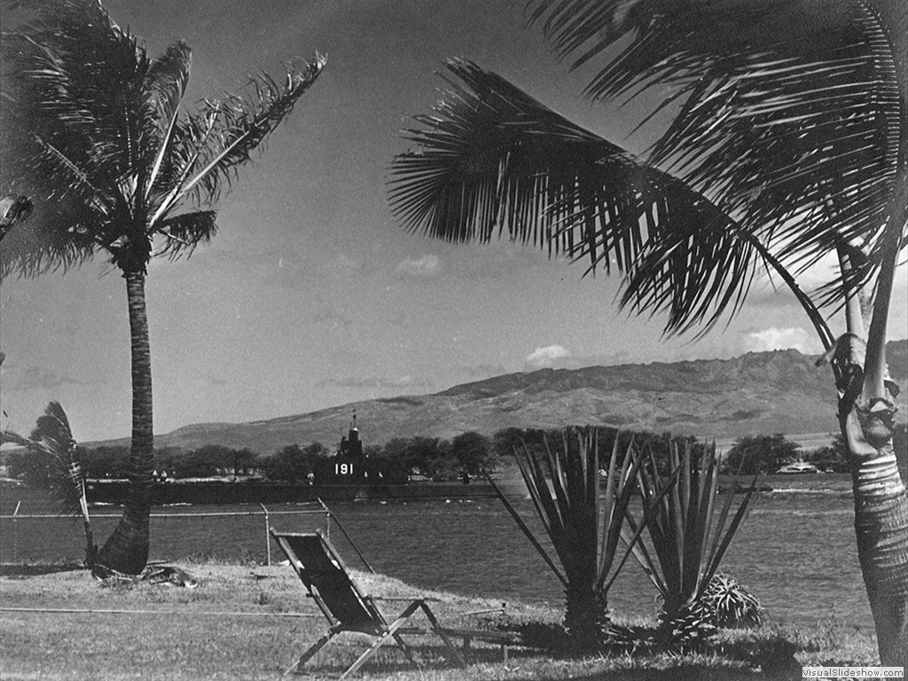 USS Sculpin (SS-191) entering Pearl Harbor